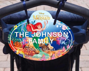 Etiqueta personalizada para cochecito de Disney, etiqueta con nombre para scooter - Letrero familiar personalizado - La Sirenita bajo Letrero esencial para cochecito de Disney, etiqueta con nombre para scooter