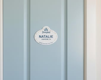 Letrero personalizado para puerta de miembro del elenco de Disneyland – Nombre y ciudad personalizados – Decoración mágica para dormitorio con temática de castillo – Regalo para niños, fans y casas de vacaciones