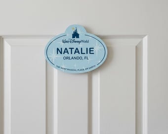 Letrero personalizado para puerta de Walt Disney World – Nombre y ciudad personalizados – Decoración mágica para dormitorio con temática de castillo – Regalo para niños, fans y casas de vacaciones