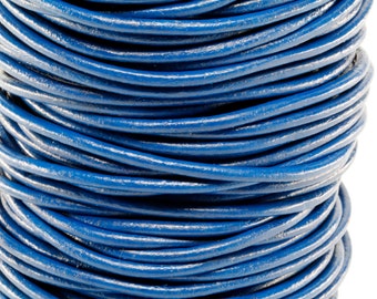 Op de afbeelding: Een close-up van een spoel met blauw lederen koord. Het koord is strak gewikkeld en heeft een gladde, gepolijste afwerking.