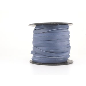 K&ouml;nnte beinhalten: Eine Spule mit blauem Lederband, fest auf einer schwarzen Kunststoffspule gewickelt.