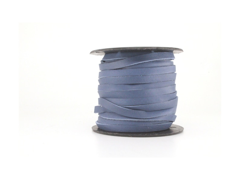 K&ouml;nnte beinhalten: Eine Spule mit blauem Lederband, fest auf einer schwarzen Kunststoffspule gewickelt.
