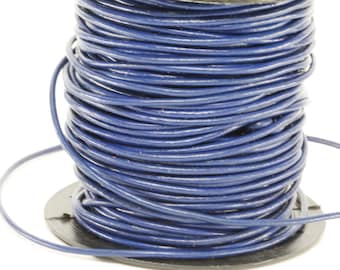 Op de afbeelding: Een spoel met donkerblauw lederen koord. Het koord is strak om de spoel gewikkeld, waardoor een glad, egaal oppervlak ontstaat.
