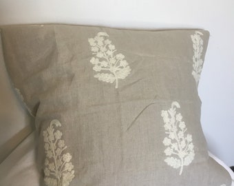 Charleroi Paisley Embroidery in linen or blanc