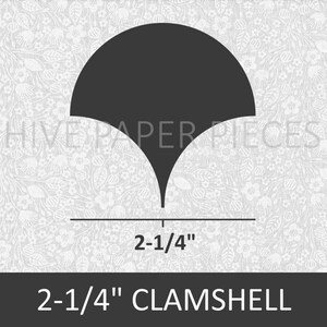 Puede incluir: Una forma de concha negra con un ancho de 2-1/4". La forma está sobre un fondo blanco con un patrón floral.