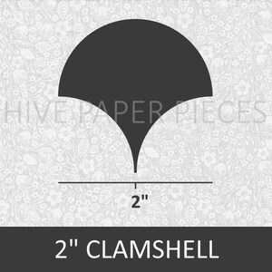 Puede incluir: Una forma de concha negra de 5 cm, un diseño de empaque común para artículos pequeños. La forma se muestra sobre un fondo blanco con un patrón floral.