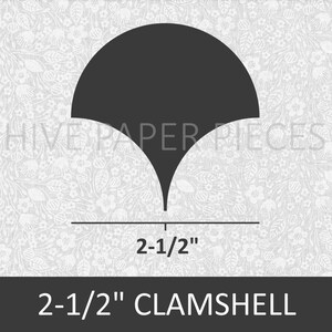Puede incluir: Una forma de concha gris oscuro, de 6,35 cm de ancho, sobre un fondo con estampado floral. El texto "HIVE PAPER PIECES" es visible. Debajo, el texto dice "2-1/2" CLAMSHELL" con un logotipo de abeja.