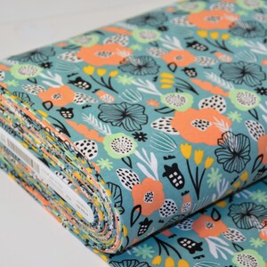 Puede incluir: Un rollo de tela turquesa con fondo blanco y un estampado floral colorido. El estampado presenta flores y hojas de color naranja, amarillo, verde y negro.
