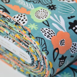 Puede incluir: Un rollo de tela turquesa con un estampado floral colorido que incluye naranja, amarillo, blanco y negro. La tela tiene un patr&oacute;n repetitivo de flores, hojas y formas geom&eacute;tricas.