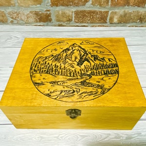 Adventure Keepsake Box – "The Mountains Are Calling" – Wooden Hiking Memory Chest – Hand-Burned Pyrography Gift – Travel Lover Box