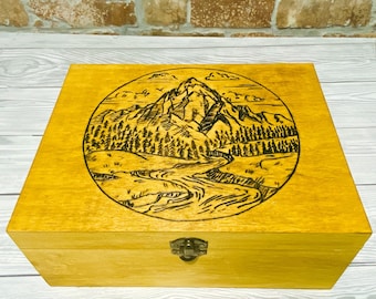Adventure Keepsake Box – &quot;The Mountains Are Calling&quot; – Wooden Hiking Memory Chest – Hand-Burned Pyrography Gift – Travel Lover Box