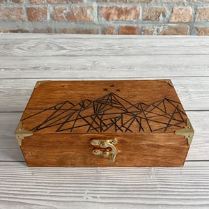 Night Court Symbol Wooden Box - hand-burnt - mountains and stars A Court Of Mist And Fury / Sarah J Maas / ACOTAR / ACOMAF / ACOWAR