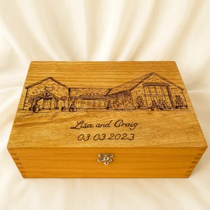 Caja de recuerdos ilustrada de lugares de boda personalizados quemados a mano: bodas únicas y originales