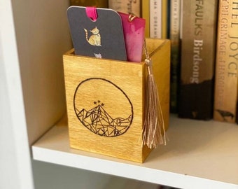 Night Court Bookmark Holder – ACOTAR Desk Organizer – ACOMAF Fan Art – Wooden Pen Pot – Personalized Gift for Book Lovers – Pyrography Decor