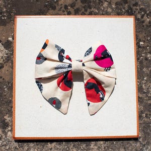 Handmade hair clip, hair clip bow, hair bow, polka dot bow, accessories with polka dots, hair clip bow with polka dots