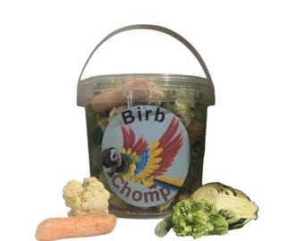 Freeze Dried Bird Food: Chunky Vegetable Parrot Treat, 4 Cup Bucket