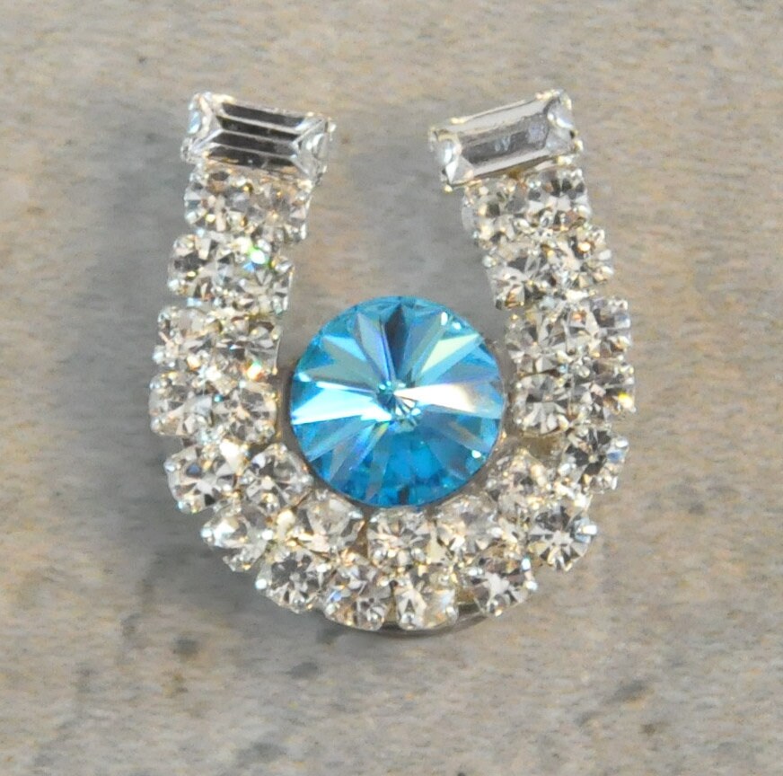 Broche Fer à Cheval Magnétique Brillante – Bijou équestre Original, Thème Cheval