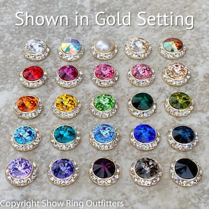Puede incluir: Surtido de 25 engastes redondos, dorados, con incrustaciones de cristal con piedras de varios colores en el centro. Se muestra en engaste de oro. Copyright Show Ring Outfitters.