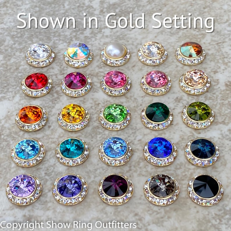 Puede incluir: Surtido de 25 engastes redondos, dorados, con incrustaciones de cristal con piedras de varios colores en el centro. Se muestra en engaste de oro. Copyright Show Ring Outfitters.