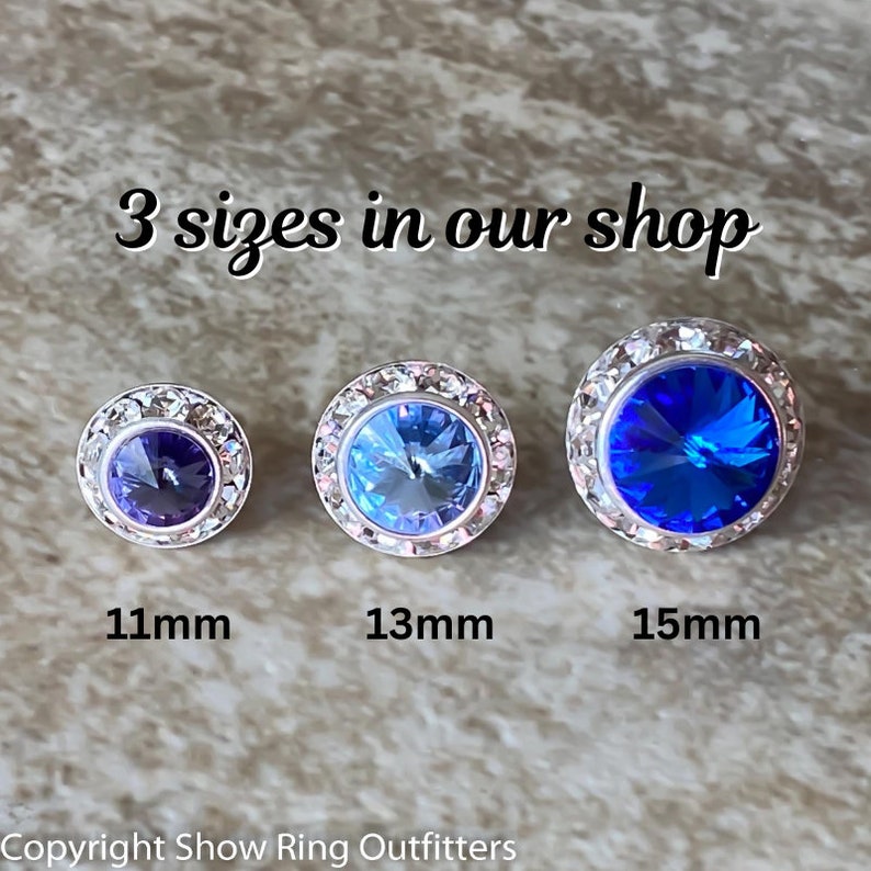 Puede incluir: Tres tama&ntilde;os de piezas redondas de joyer&iacute;a a presi&oacute;n, con incrustaciones de cristal y tono plateado. Las piezas tienen un di&aacute;metro de 11 mm, 13 mm y 15 mm. Los cristales son transparentes, azul claro y azul oscuro.