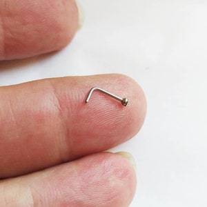 Piccolo piercing per il naso con zircone cubico da 1 mm, in acciaio chirurgico 316L, con barra a L.