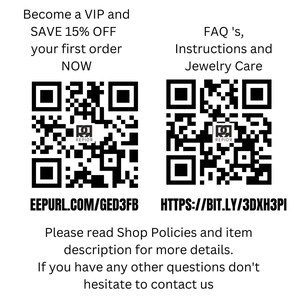 以下が含まれることがあります： 白黒のQRコードが2つあります。最初のQRコードには「EEPURL.COM/GED3FB」と表示されています。2番目のQRコードには「HTTPS://BIT.LY/3DXH3PI」と表示されています。QRコードの下のテキストには、「VIPになって最初の注文を15％OFFでゲット！今すぐ！」と「よくある質問、説明、ジュエリーのお手入れ」と表示されています。QRコードの下のテキストには、「ショップポリシーと商品の説明をよくお読みください。ご不明な点がございましたら、お気軽にお問い合わせください。」と表示されています。