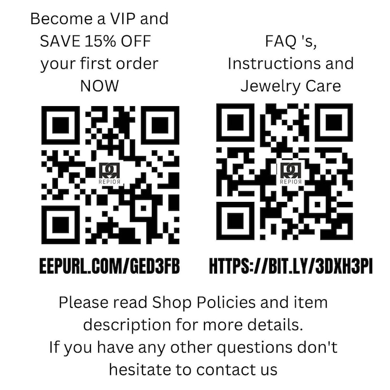 以下が含まれることがあります： 白黒のQRコードが2つあります。最初のQRコードには「EEPURL.COM/GED3FB」と表示されています。2番目のQRコードには「HTTPS://BIT.LY/3DXH3PI」と表示されています。QRコードの下のテキストには、「VIPになって最初の注文を15％OFFでゲット！今すぐ！」と「よくある質問、説明、ジュエリーのお手入れ」と表示されています。QRコードの下のテキストには、「ショップポリシーと商品の説明をよくお読みください。ご不明な点がございましたら、お気軽にお問い合わせください。」と表示されています。