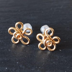 Handmade Floral Daisy Stud Earrings Dainty Flower Earrings for Women, Minimalist Jewelry, Cute Boho Gift for Her available colors
