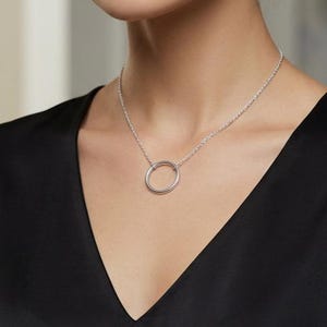 Collar con aro de acero inoxidable hecho a mano, discreto para el día a día.