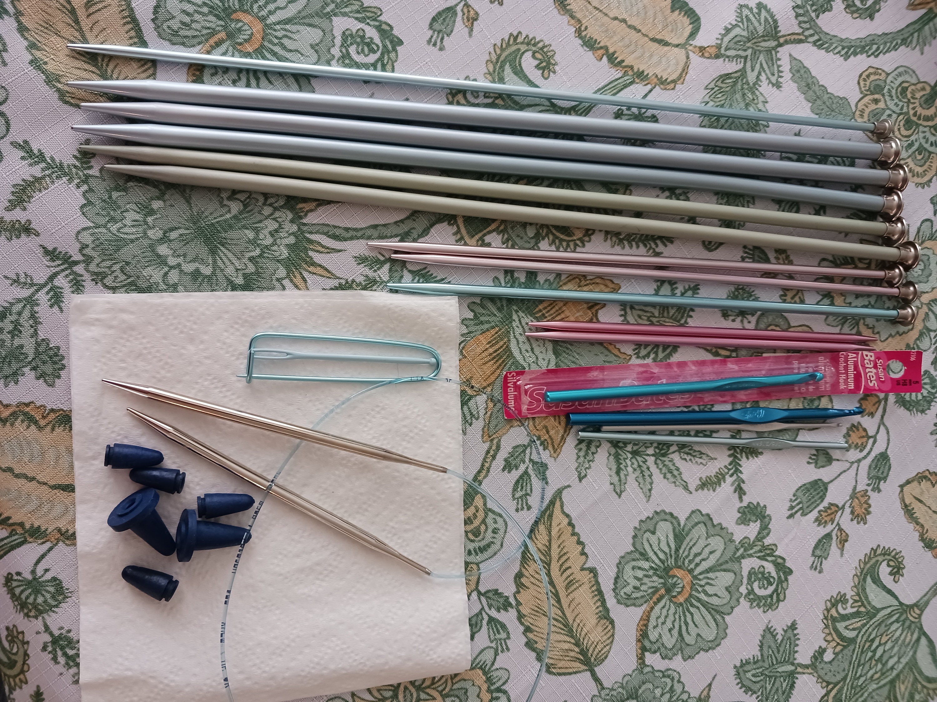 Susan Bates Plastic Yarn Needles get 1 Pack or 2. 2 Needles per Pack. Large  Plastic 3 3/4 Inches. 14084 -  Hong Kong