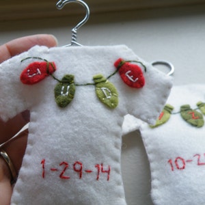 Décoration de Noël pour bébé sur mesure/personnalisée - grenouillère en feutre de laine sur cintre métallique, premier Noël de bébé