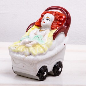 Zeldzame porseleinen beeldje Baby in kind kar decoratieve figuur jaren 1950 zeldzame Collectible cadeau voor hem Hant geschilderd Collectible cadeau ohtteam