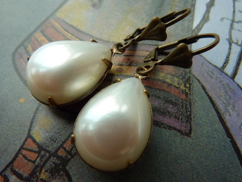 Magpie Lillys cream droplets Earrings image 1