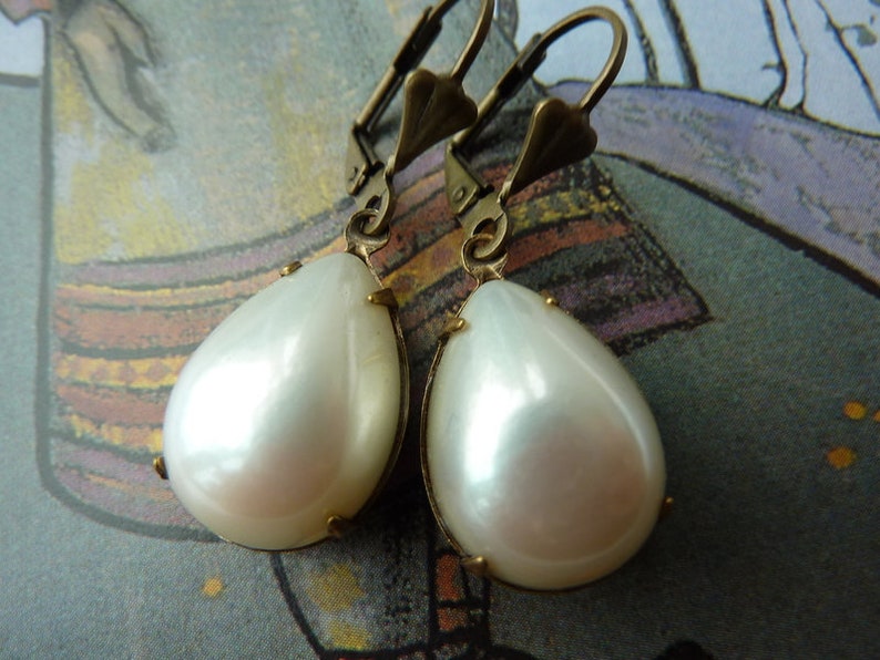 Magpie Lillys cream droplets Earrings image 2