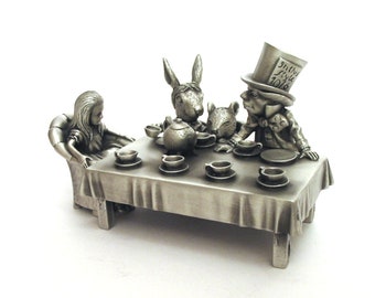 The Mad Hatter's Tea Party Pewter Thimble Diorama - Alice in Wonderland Gift - Collectable Thimble Gift - Maman Papa Noël Cadeau