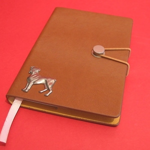 Boxer Dog Hand Cast Pewter Motif em A6 Tan Notebook - Boxer Journal - Presente para Boxer Dog - Presente de Natal para o Dia dos Pais