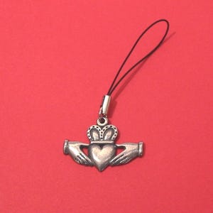 Abalorio de Claddagh para móvil - Abalorio de Claddagh de peltre - Símbolo de amor irlandés - Regalo para mejor amiga - Regalo para mamá irlandesa - Regalo de boda irlandesa de Navidad