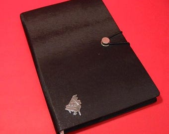 Quaderno per pianoforte con motivo in peltro fuso a mano su diario nero A5, regalo musicale