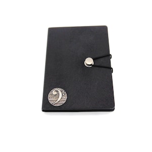 Bassschlüssel Design Schwarzes A6 Journal – Musik Notizbuch – Geschenk für den Bassisten – Musikliebhaber Geschenk – Geschenk für Bassisten – Musikgeschenk – Papa Weihnachtsgeschenk