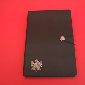 Ahornblatt Hand gegossenes Zinn Motiv auf A5 Schwarz Journal Notizbuch Kanadischer Enthusiast Weihnachten Geburtstagsgeschenk