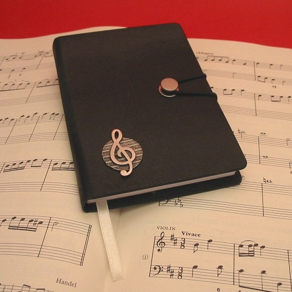 Treble Clef Hand Cast Pewter Motif sur A6 Black Journal - Cadeau de Noël du mari - Cadeau de professeur de musique - Cadeau de musicien - Cadeau d’anniversaire de maman papa