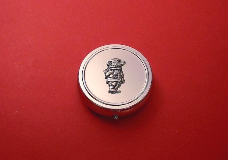 Ratty Pewter Motiv auf runder Minze / Pillendose - Wind in den Weiden Geschenk - Hochzeitstag Weihnachtsgeschenk Bild 1