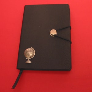 World Globe Pewter Motiv A6 Schwarz Notizbuch - Reisejournal - Planet Erde Geschenke - Globetrotter Geschenk - Geographie Lehrer