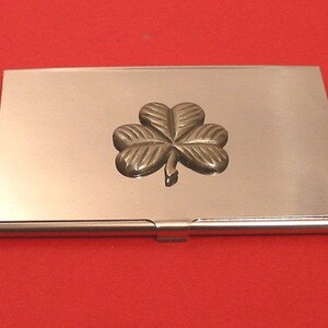 Shamrock cromo tarjeta titular con mano cast pewter st Patrick's Day irish buena suerte regalo de Navidad