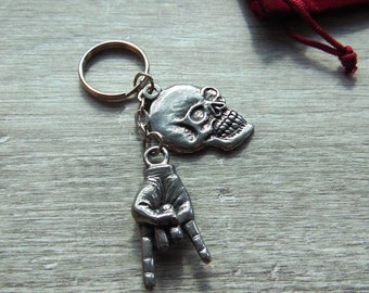 Chaveiro de estanho "Rock On & Skull" - Presente exclusivo para o Dia dos Pais - Presente de Heavy Metal - Chaveiro de Música - Presente para Músico - Presente para Pai Roqueiro - Presente com Caveira