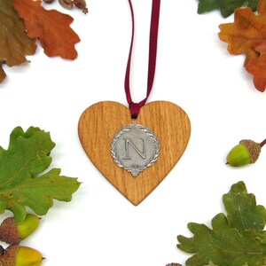 Adorno de corazón de roble con diseño de Napoleón 'N & Bee' - Regalo de Napoleón - Decoración navideña 2025 Regalo de Navidad para mamá y papá francés - Adorno de Napoleón