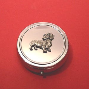Tinnen teckelmotief op ronde munt-/pillendoos, teckelcadeau, cadeau moeder kerstman