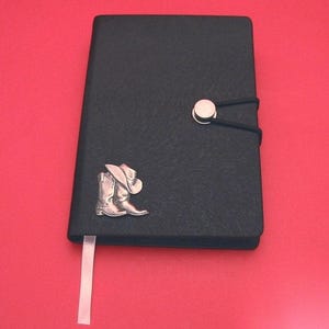 Bottes et chapeau de cowboy en étain moulé à la main sur un journal noir A6 - cadeau de danse en ligne - cadeau country et western - papa cowboy - cadeau de fête des pères