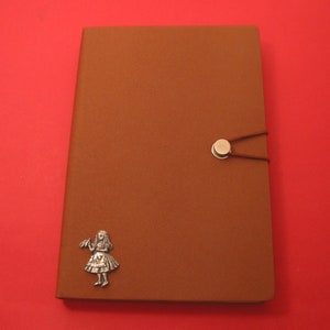 Alice au pays des merveilles Pewter Motif sur A5 Tan Note Book Stationery Journal Notebook Mum Dad Wedding Christmas Gift