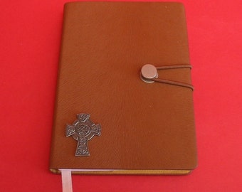 Motif d’étain de croix celtique sur A6 Tan Journal - Cadeaux celtiques - Carnet de cadeaux de Noel de jour des pères